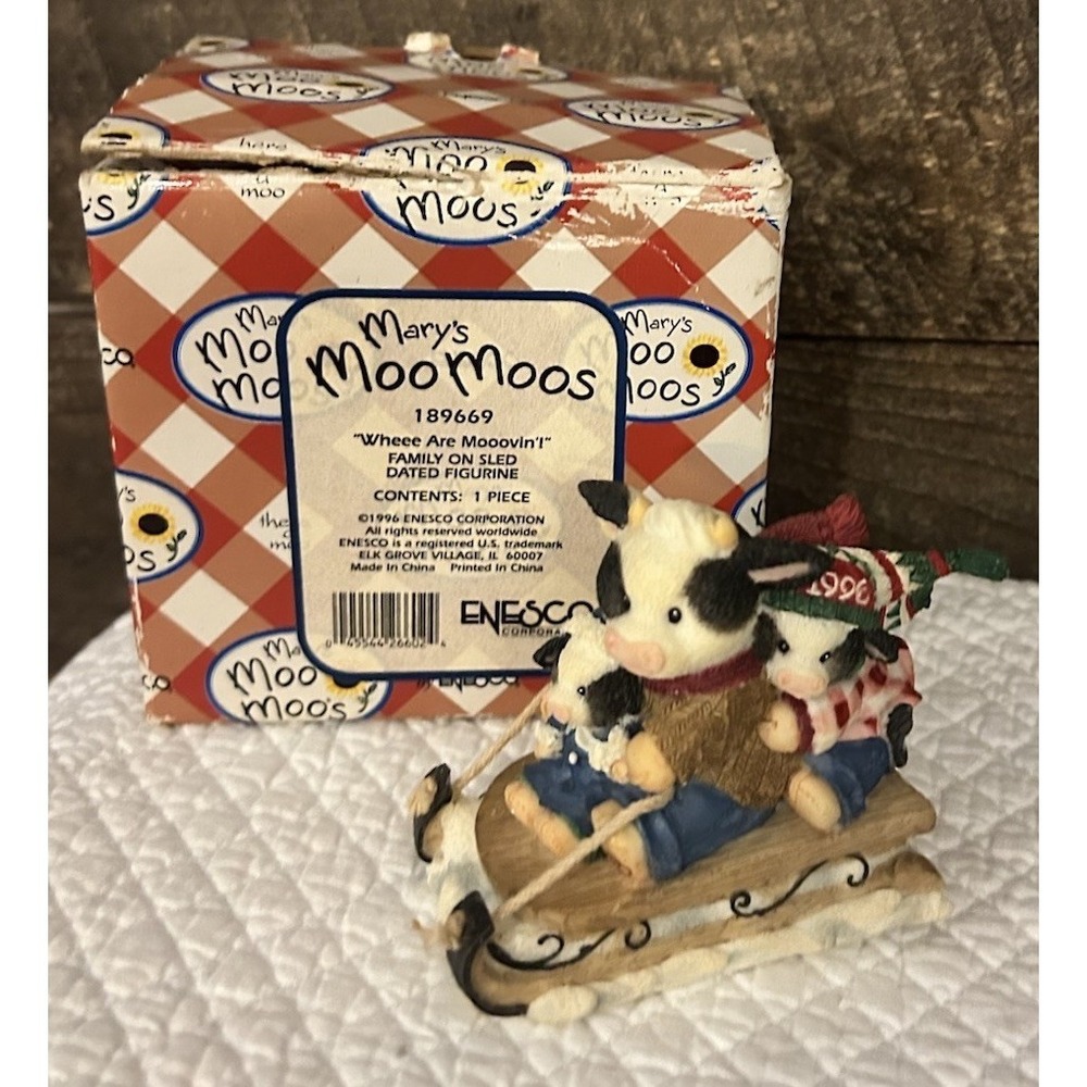 VINTAGE Enesco Mary's Moo Moos figurine Playing in the Snow RARE